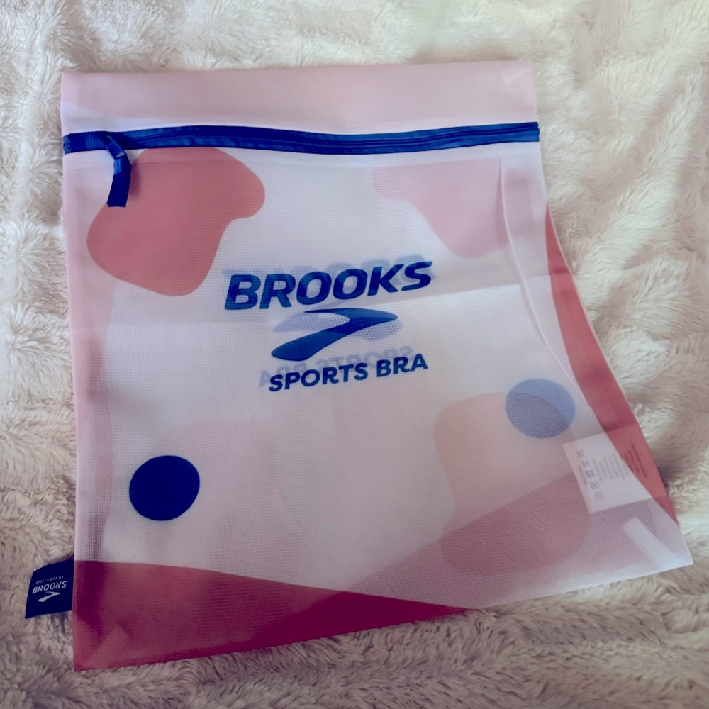 Brooks mesh sports bra zip bag